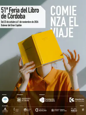 Cartel anunciador de la 51ª Feria del Libro de Córdoba. En el centro, una persona vestida con una camisa naranja sostiene un libro abierto de pasta amarilla que le cubre el rostro. En la parte superior izquierda se lee "51ª Feria del Libro de Córdoba, del 23 de octubre al 1 de noviembre de 2026, Bulevar del Gran Capitán" y a la derecha en tipografía grande blanca "COMIENZA EL VIAJE". En la parte inferior se muestran los logotipos de los organizadores y colaboradores, como el Ayuntamiento de Córdoba y Kutxabank.