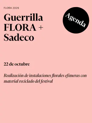 Cartel promocional con fondo de color rosa pastel sobre el cual se lee "FLORA 2026", "Guerrilla FLORA + Sadeco" y la fecha "22 de octubre". En el centro inferior indica en cursiva: "Realización de instalaciones florales efímeras con material reciclado del festival". En la esquina superior derecha hay un círculo negro que contiene la palabra "Agenda".