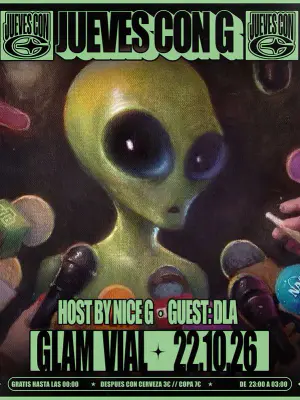 Cartel de fiesta nocturna con estética futurista donde aparece la figura ilustrada de un extraterrestre rodeado de múltiples micrófonos como en una rueda de prensa. Enmarcado por letras de estilo urbano en verde claro y negro, se lee "JUEVES CON G", "HOST BY NICE G - GUEST: DLA", "GLAM VIAL - 22.10.26" y en el faldón inferior "GRATIS HASTA LAS 00:00 - DE 23:00 A 03:00".